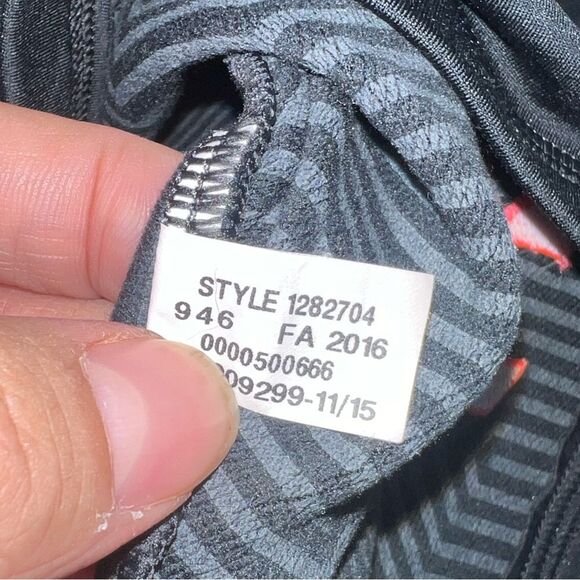 Under Armour x Real Tree Fitted Cowl Neck Size Medium EUC hunting outdoors - Picture 6 of 11